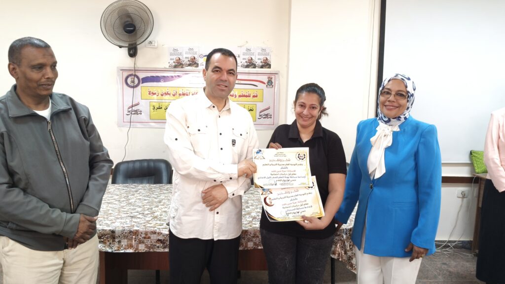 1000325396-1024x576 بالصور .. وكيل تعليم أسوان يكرم الفائزين فى المسابقات الرمضانية لتوجيه الدراسات الاجتماعية