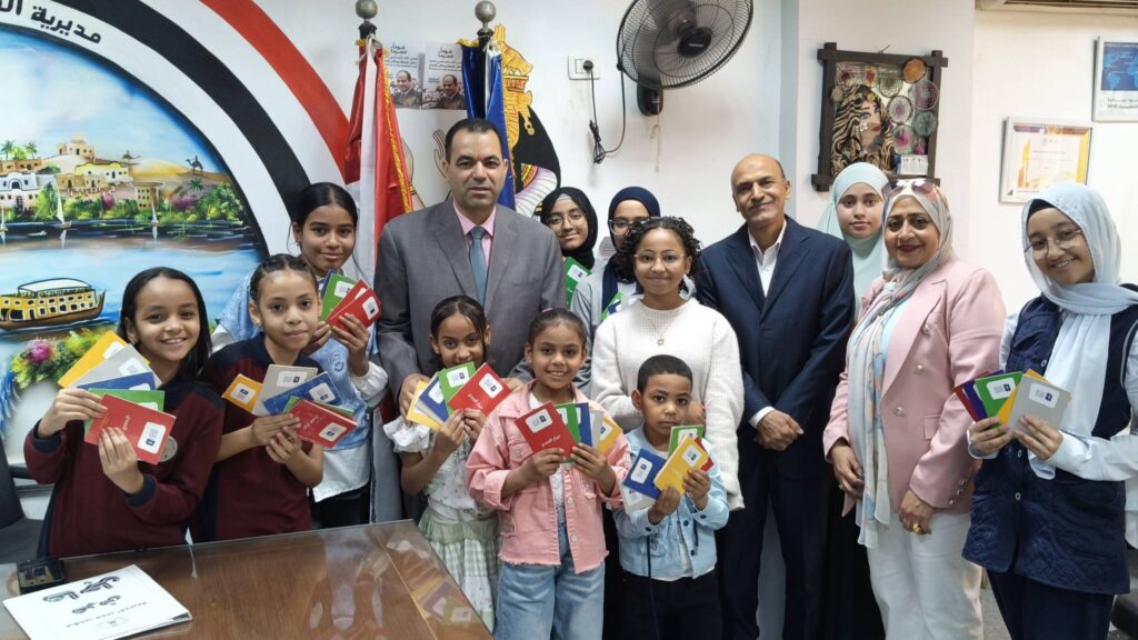 663229857_1390874066402284_7326325824970814632_n-1024x576 لقطات مصورة ترصد لقاء د/ربيع أبو يوسف وكيل وزارة التربية والتعليم بأسوان ، بالطلاب المشاركين فى المنافسات النهائية لمسابقة تحدى القراءة العربى فى موسمه العاشر