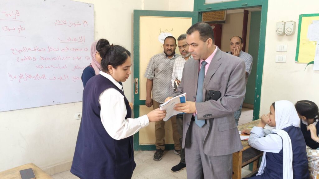 666307252_1390755679747456_1509092745640583267_n-1024x576 بالصور ..وكيل الوزارة يتابع ختام امتحانات شهر مارس وانتظام سير العملية التعليمية بعدد من مدارس إدارة أسوان.