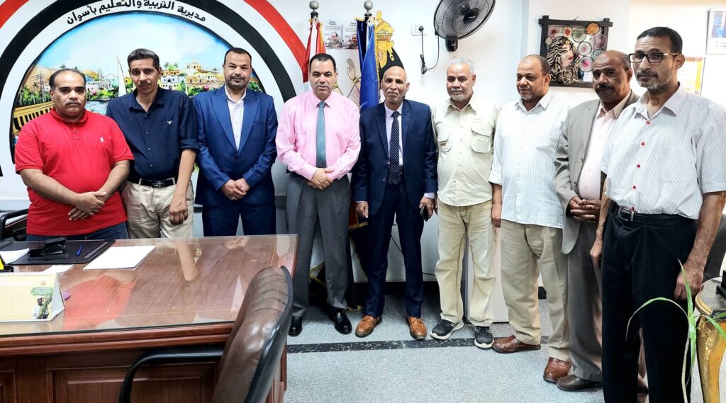 666960003_1390866383069719_8239613688414029572_n-1024x569 بالصور.. وكيل تعليم أسوان يجتمع بإدارة قواعد البيانات ونظم المعلومات