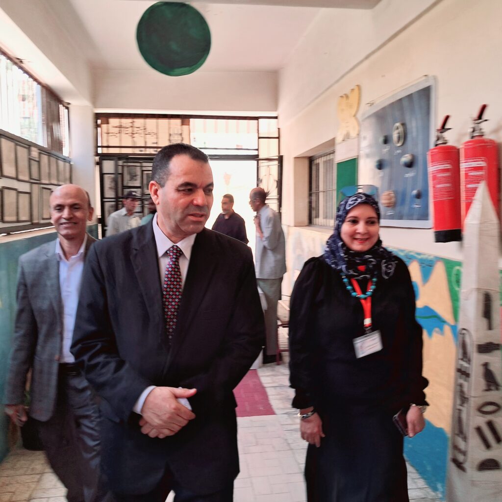 _١٠٣٦١٥-1024x1024 وكيل تعليم أسوان يتفقد معرض إدارة الوسائل التعليمية ويشيد بمستوى الابتكار والإبداع