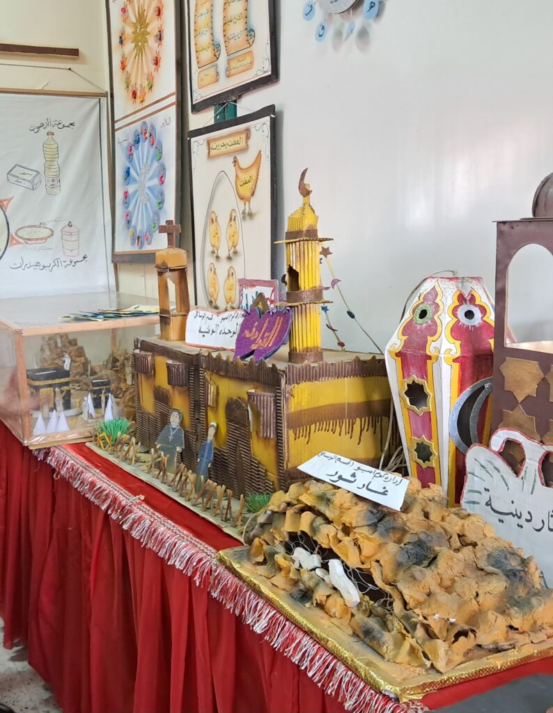 _١٠٣٦٥٧-794x1024 وكيل تعليم أسوان يتفقد معرض إدارة الوسائل التعليمية ويشيد بمستوى الابتكار والإبداع