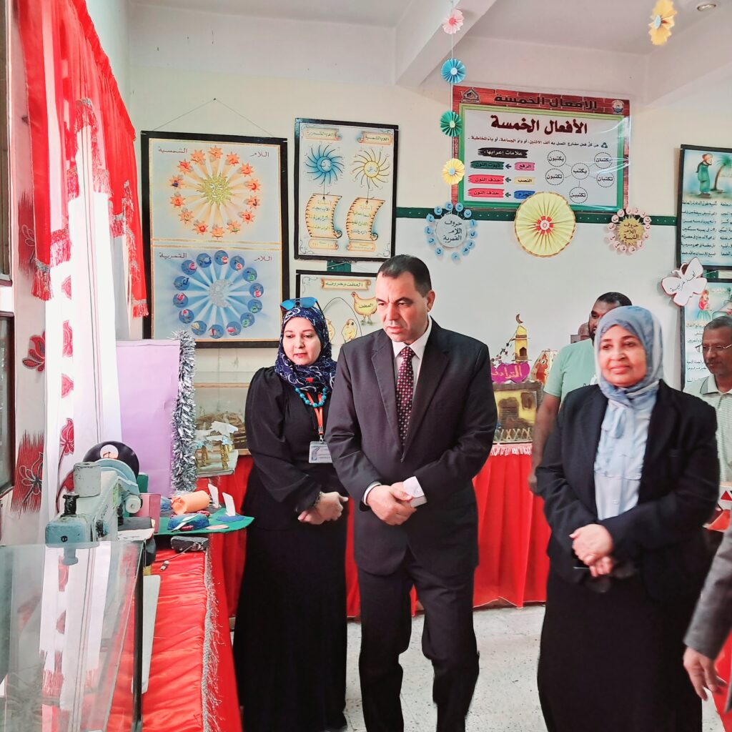 _١٠٣٧١٩-1024x1024 وكيل تعليم أسوان يتفقد معرض إدارة الوسائل التعليمية ويشيد بمستوى الابتكار والإبداع