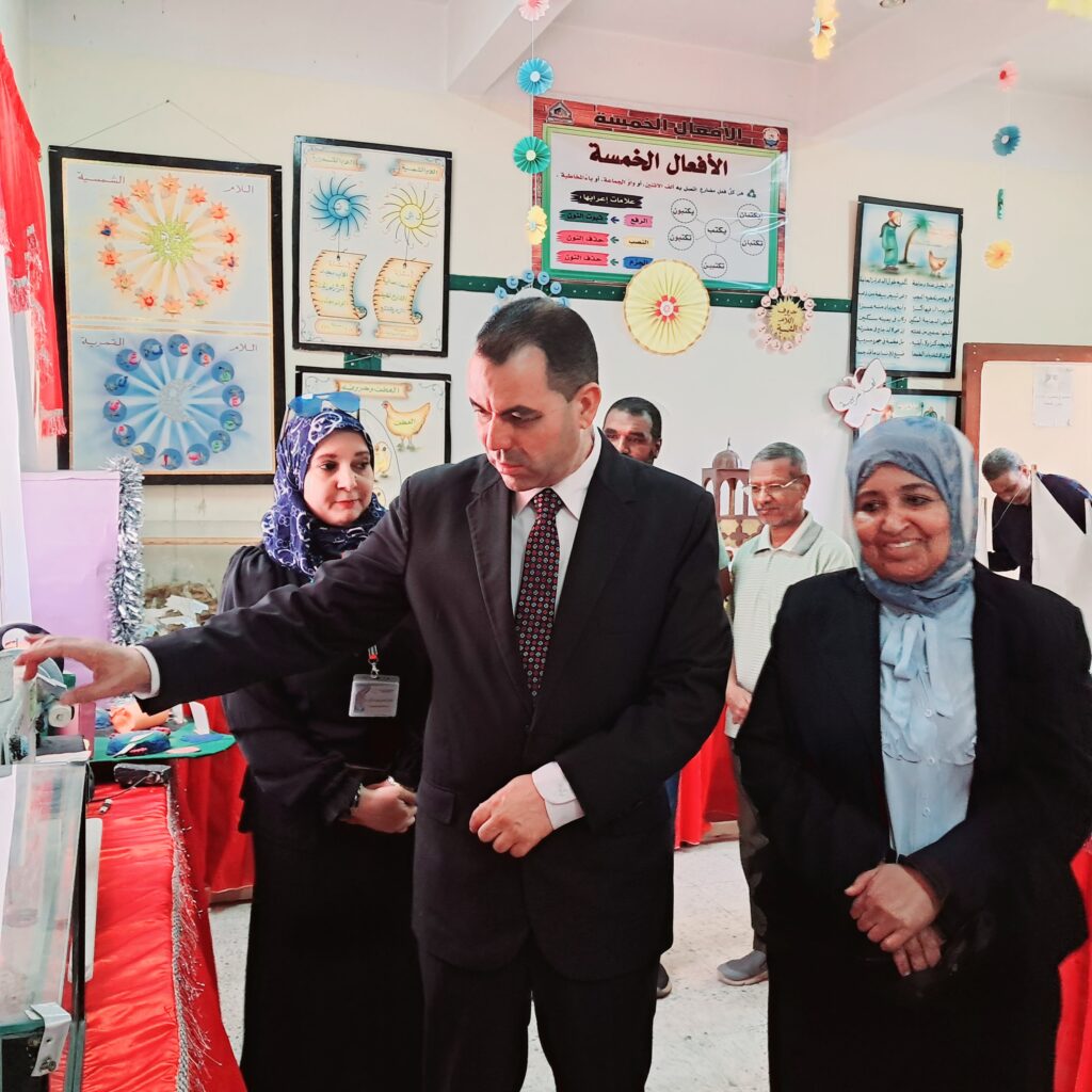 _١٠٣٧٢٢-1024x1024 وكيل تعليم أسوان يتفقد معرض إدارة الوسائل التعليمية ويشيد بمستوى الابتكار والإبداع
