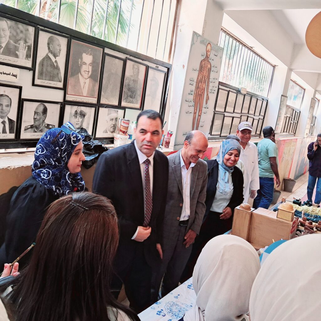 _١٠٤٣٣٢-1024x1024 وكيل تعليم أسوان يتفقد معرض إدارة الوسائل التعليمية ويشيد بمستوى الابتكار والإبداع
