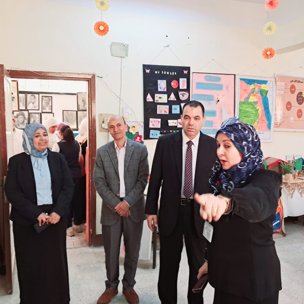 _١٠٤٣٥٨-1024x1024 وكيل تعليم أسوان يتفقد معرض إدارة الوسائل التعليمية ويشيد بمستوى الابتكار والإبداع